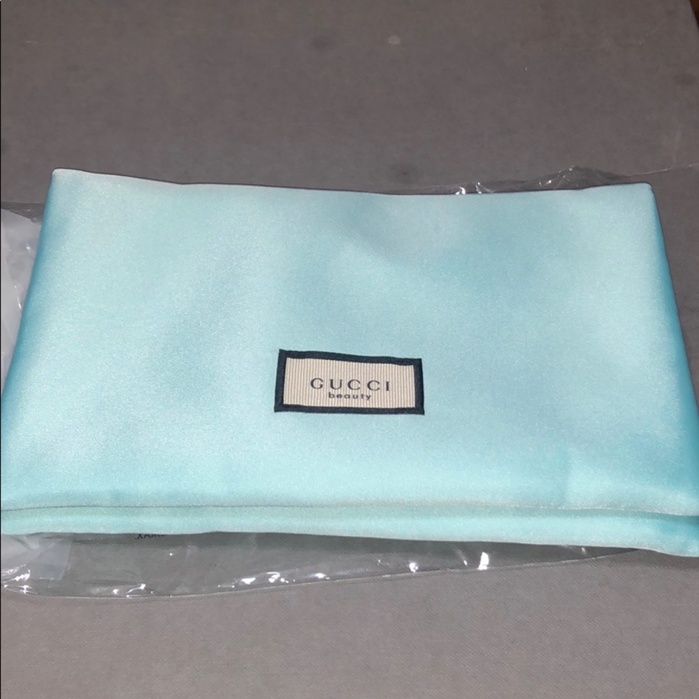Gucci Magnetic Pouch !